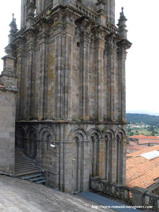 TORRE NORTE DE LA FACHADA DE OBRADOIRO